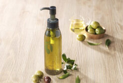 tay-trang-dau-innisfree-olive-real-cleansing-oil-10