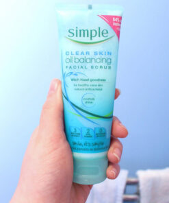 tay te bao chet Simple Clear Skin Oil Balancing Facial Scrub 1
