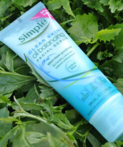 tay te bao chet Simple Clear Skin Oil Balancing Facial Scrub 2