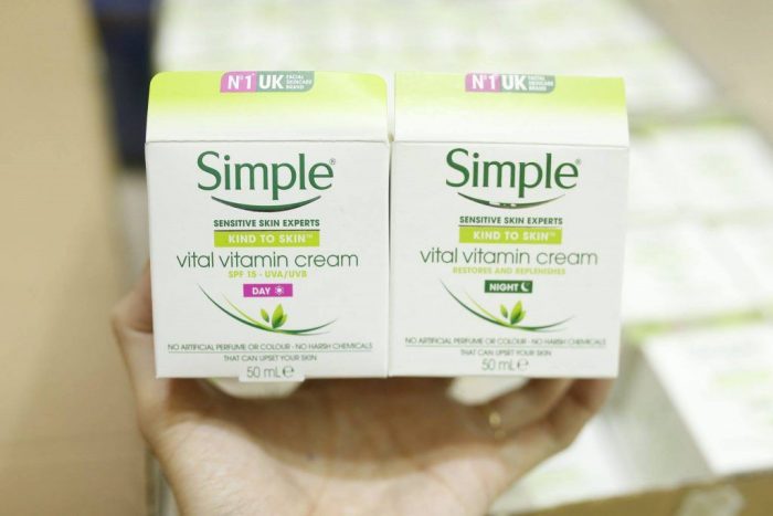 kem dưỡng ẩm Simple Kind To Skin Vital Vitamin night day cream