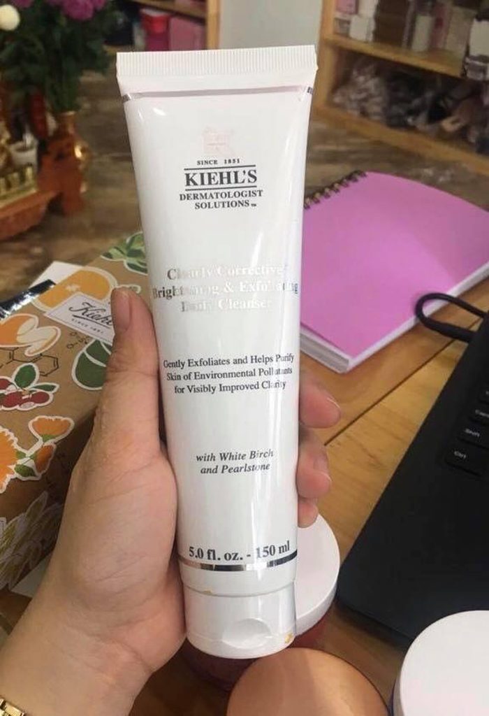 Sữa rửa mặt KIEHL’S Clearly Corrective™ Brightening & Exfoliating Daily Cleanser