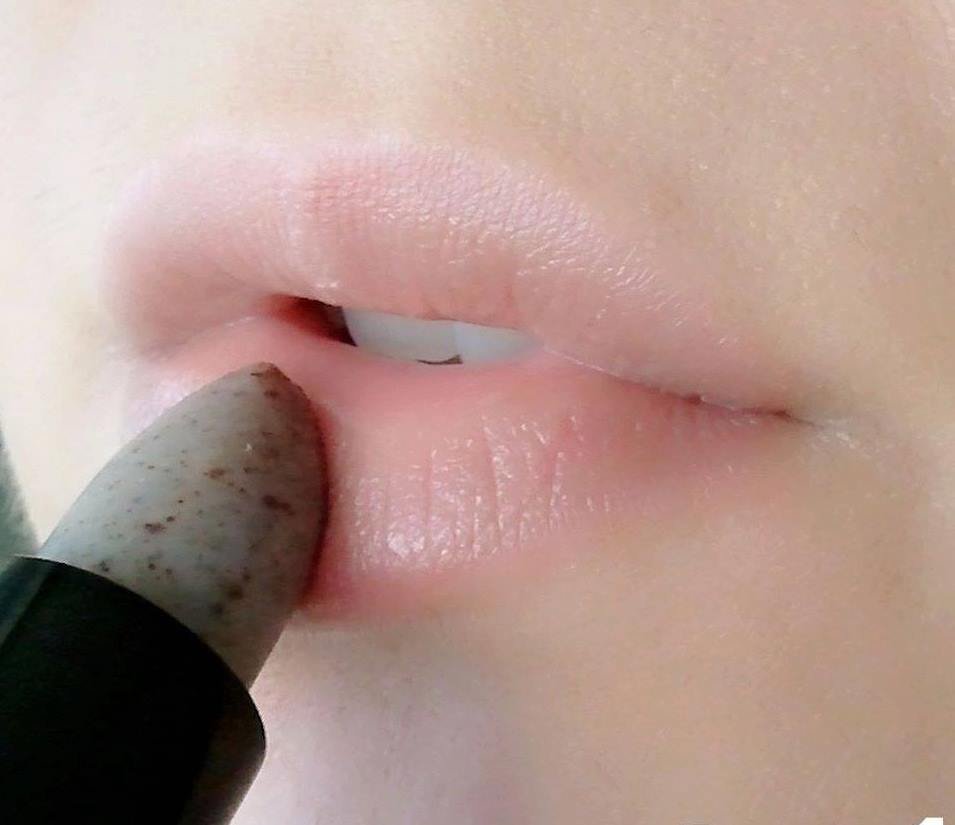 son tay te bao chet moi e l f lip exfoliator clear 10