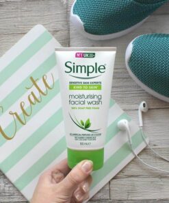 Sua rua mat Simple Kind to Skin Moisturising Facial Wash 4