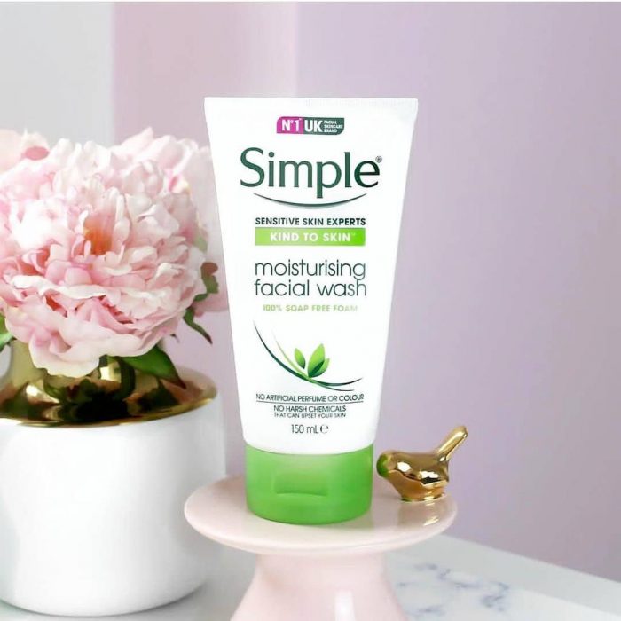 Sữa rửa mặt Simple Kind to Skin Moisturising Facial Wash