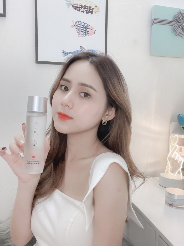 Nước hoa hồng Yukina Whitening Deep Treatment Lotion
