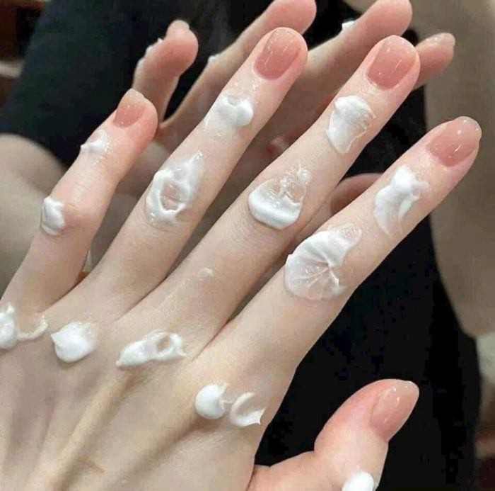 Kem dưỡng tay Whisis Deep Moisture Hand & Nail Cream